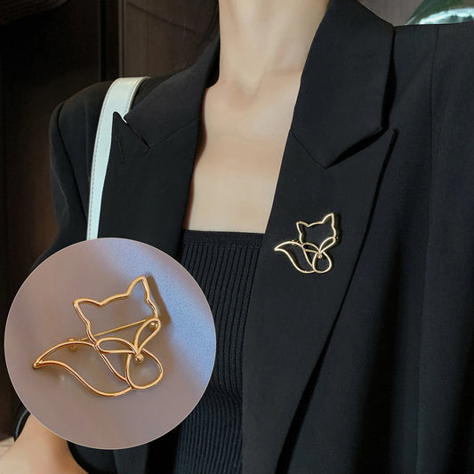 GlamourCat Chic Gold Brooch - Fashionable Alloy Cat Pin for Women & Men